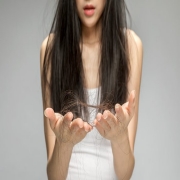 梦见自己头发大把脱落，这种梦境通常与现实中的焦虑有关吗?