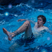 梦见游泳抽筋咋寓意         