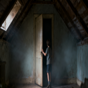 梦见回到童年旧居，发现从未见过的阁楼，推开门却一片漆黑，既恐惧又想探索，这是否映射潜意识中对 “未被察觉的自我过往” 的好奇与对未知的谨慎？   