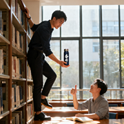 梦见帮同事拿水杯没洒咋解析