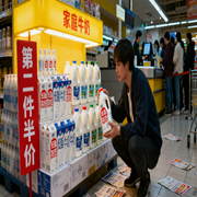梦见在超市买牛奶选低脂咋看